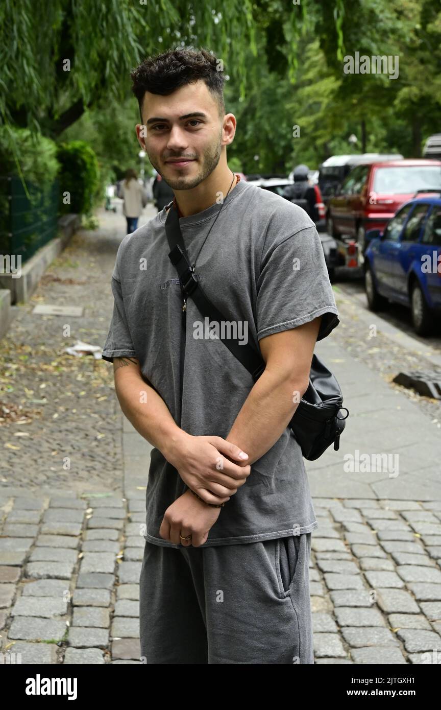 Jörn Lehmann aka Denny am Set bei Dreharbeiten zur Reality-Daily-Soap `Berlin - Tag und Nacht`am Paul-Lincke-Ufer. Berlin, 29.08.2022 Stockfoto